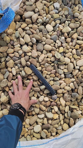 Kamenclub.ru: Галька речная окат рыжая фр. 20-40 мм. купить  в Московской области галька речная окатанная рыжая желтая серая округлая речная галька 5000 руб/т   фото КАМЕНЬ КЛУБ