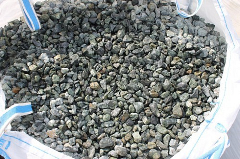 Kamenclub.ru: Щебень крошка зеленый (змеевик) фр. 20-40 мм.  купить в Московской области мрамор зеленый, салатовый ландшафтная мраморная крошка 8500 руб/т   фото КАМЕНЬ КЛУБ