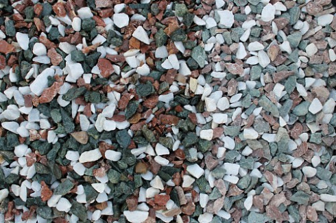 Kamenclub.ru: Мраморная крошка (щебень крошка микс: белый-зеленый-розовый) фр. 10-20 мм.  купить в Московской области мрамор белый, зеленый, розовый декоративный ландшафтный колотый щебень 12000 руб/т   фото КАМЕНЬ КЛУБ