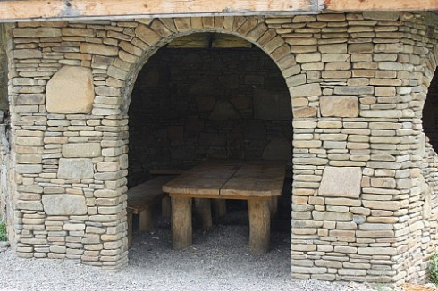 Kamenclub.ru: Песчаник для строительства и кладки блочный (фр 100-200 мм)  купить в Московской области песчаник бежевый серый рыжий валун мелкий для строительства песчаник 6500 руб/т   фото КАМЕНЬ КЛУБ