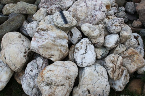 Kamenclub.ru: Кварцевый валунчик фр.100-300 мм.  купить в Московской области кварц белый, бежевый молочный рыжий крупный природный камень галечник 7850 руб/т   фото КАМЕНЬ КЛУБ