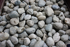 Kamenclub.ru: Речной валун (Ассорти) фр.100-300 мм.  купить в Московской области галечник серый, темно-серый, светло-серый речная галька крупных размеров 4200 руб/т   фото КАМЕНЬ КЛУБ