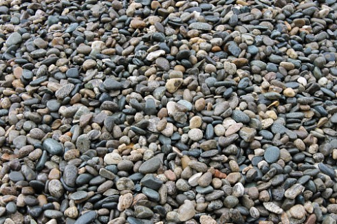 Kamenclub.ru: Галька горная речная окат (цветная) фр. 20-40 мм. купить  в Московской области галька речная серый синий бежевый белый окатанная речная галька ландшафтная 6800 руб/т   фото КАМЕНЬ КЛУБ