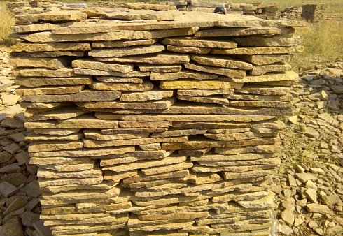 Kamenclub.ru: Песчаник пластушка желтый с разводом под дерево (2 см)  купить в Московской области плитняк желтый с разводами, желтый, рыжий, серый песчаник пластушка рваная ландшафтная 11 000 руб/м3   фото КАМЕНЬ КЛУБ