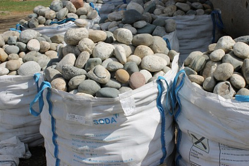 Kamenclub.ru: Речной валун (Ассорти) фр.100-300 мм.  купить в Московской области галечник серый, темно-серый, светло-серый речная галька крупных размеров 4200 руб/т   фото КАМЕНЬ КЛУБ