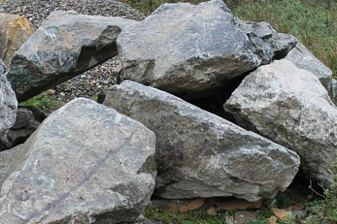 Kamenclub.ru: Змеевик скальник фр. 500-1500 мм.  купить в Московской области змеевик зеленый серый черный глыба скальная колотая 7500 руб/т   фото КАМЕНЬ КЛУБ