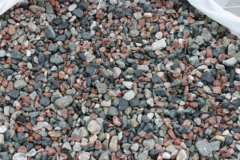 Kamenclub.ru: Мраморная крошка (щебень галтованный микс:: серый-зеленый-розовый) фр.10-20 мм.  купить в Московской области мрамор серый, зеленый, розовый щебень окатанный округлый декоративный ландшафтный 15500 руб/т   фото КАМЕНЬ КЛУБ