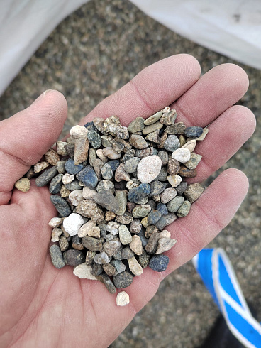 Kamenclub.ru: Галька речная окат (серая) фр.5-10 мм купить  в Московской области галька речная серая, серый, темно-серый, светло-серый, коричневый речная окатанная галька декоративная ландшатфная 5000 руб/т   фото КАМЕНЬ КЛУБ