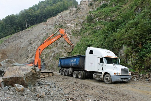 Kamenclub.ru: Гранит скальник (серо-зеленый) фр. 500-1500 мм.  купить в Московской области гранит мрамор  серый зеленый темно-серый глыба скальная колотая ландшафтная 7 500 руб/т   фото КАМЕНЬ КЛУБ