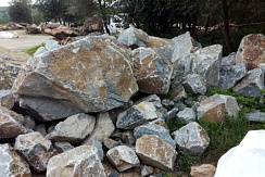 Kamenclub.ru: Гранит скальник (серо-зеленый) фр. 500-1500 мм.  купить в Московской области гранит мрамор  серый зеленый темно-серый глыба скальная колотая ландшафтная 7 500 руб/т   фото КАМЕНЬ КЛУБ