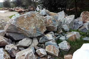 Kamenclub.ru: Гранит скальник (серо-зеленый) фр. 500-1500 мм.  купить в Московской области гранит мрамор  серый зеленый темно-серый глыба скальная колотая ландшафтная 7 500 руб/т   фото КАМЕНЬ КЛУБ