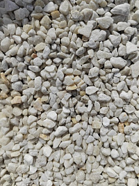 Kamenclub.ru: Мраморная крошка, щебень, цвет-белый, фр. 5-10 мм.  купить в Московской области мрамор белый, айвори, молочный мраморная каменная крошка ландшафтная 12000 руб/т   фото КАМЕНЬ КЛУБ