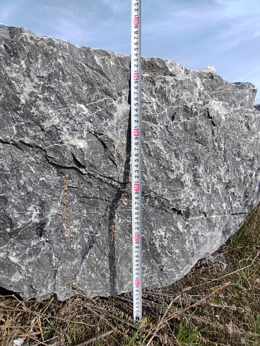 Kamenclub.ru: Черный мрамор скальник фр. 1000-1500 мм.  купить в Московской области мрамор черный белый серый крупный колотый валун ландшафтный 9000 руб/т   фото КАМЕНЬ КЛУБ