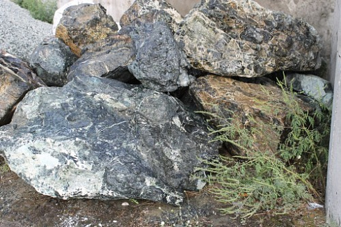 Kamenclub.ru: Змеевик скальник фр. 500-1500 мм.  купить в Московской области змеевик зеленый серый черный глыба скальная колотая 7500 руб/т   фото КАМЕНЬ КЛУБ