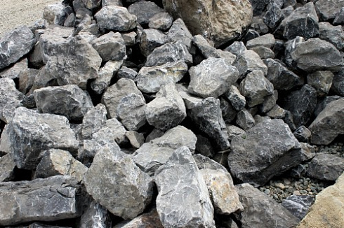 Kamenclub.ru: Черный мрамор скальник фр. 1000-1500 мм.  купить в Московской области мрамор черный белый серый крупный колотый валун ландшафтный 9000 руб/т   фото КАМЕНЬ КЛУБ