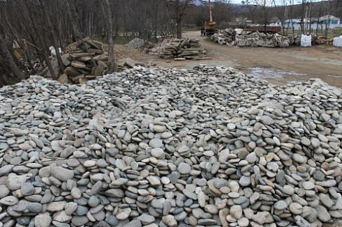 Kamenclub.ru: Галька речная плоская (ассорти) фр. 100-200-300 мм. купить  в Московской области галька плоская разноцветная серый белый темно-серый синий речная галька ландшафтная 8000 руб/т   фото КАМЕНЬ КЛУБ