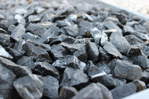 Kamenclub.ru: Щебень крошка черный (мрамор) фр. 40-70 мм.  купить в Московской области мрамор черный с белыми прожилками, черный, белый декоративный щебень 11000 руб/т   фото КАМЕНЬ КЛУБ