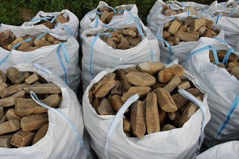 Kamenclub.ru: Песчаник для строительства и кладки блочный (фр 100-200 мм)  купить в Московской области песчаник бежевый серый рыжий валун мелкий для строительства песчаник 6500 руб/т   фото КАМЕНЬ КЛУБ