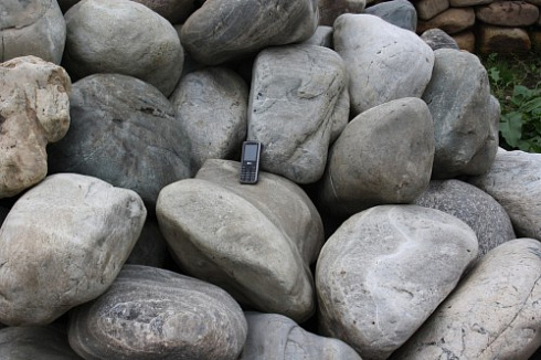 Kamenclub.ru: Речной валун Кабанчик фр.300-500 мм.  купить в Московской области крупный природный камень галька серый, темно-серый речной валун галечник масштабный 7000 руб/т   фото КАМЕНЬ КЛУБ