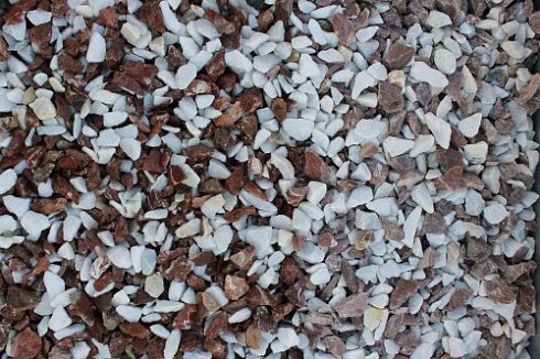 Kamenclub.ru: Мраморная крошка (щебень крошка микс: белый-розовый) фр. 10-20 мм.  купить в Московской области мрамор белый, розовый каменный декоративный ландшафтный щебень 12000 руб/т   фото КАМЕНЬ КЛУБ