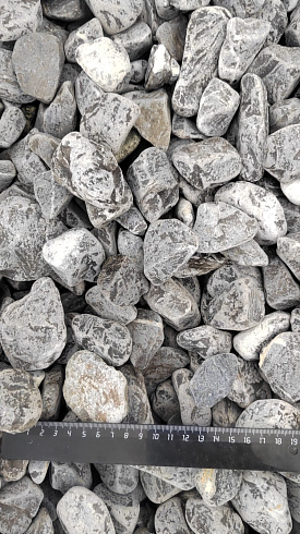 Kamenclub.ru: Щебень галтованный черный (мрамор) фр.40-70 мм.  купить в Московской области мрамор черный с белыми прожилками, черный, белый щебень галтованный округлый 13500 руб/т   фото КАМЕНЬ КЛУБ